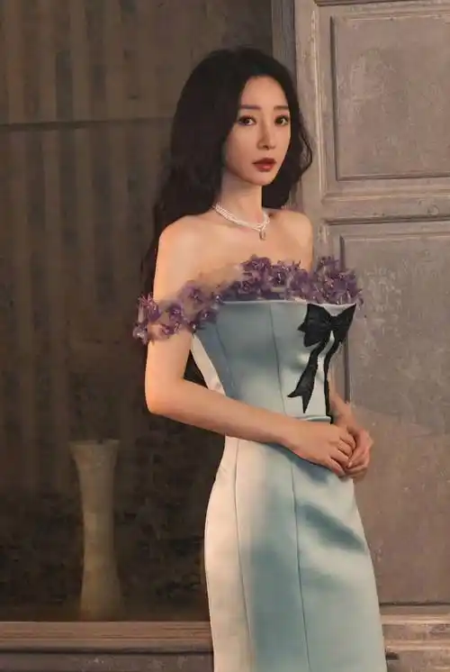 柳岩的鲜花抹胸裙让人惊叹:美感炸裂!网友直呼:女神降临!