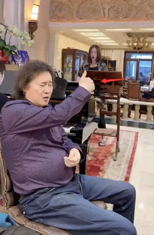 戴玉强丧母后公开露面,陪女儿练歌父爱满满,豪宅内景曝光超奢华