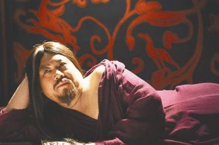 郭德纲妩媚女装演曹操 秀发披肩令人乍舌