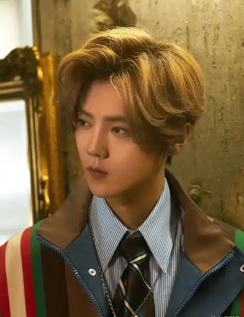 原创鹿晗黄子韬同框两人穿同款破洞裤未修图中身高差意外了