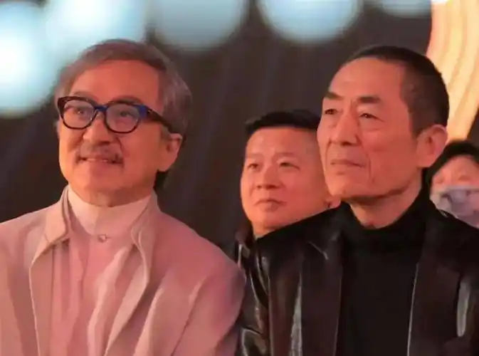 湖北这一晚,陈红妆太浓,蒋勤勤靠后站,张小斐太尴尬了_成龙_苏有朋