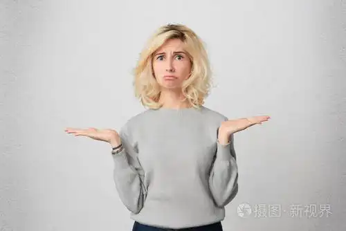 室内的镜头中, 疑惑的金发女郎, 耸耸肩, 有犹豫的表情, 穿着灰色的