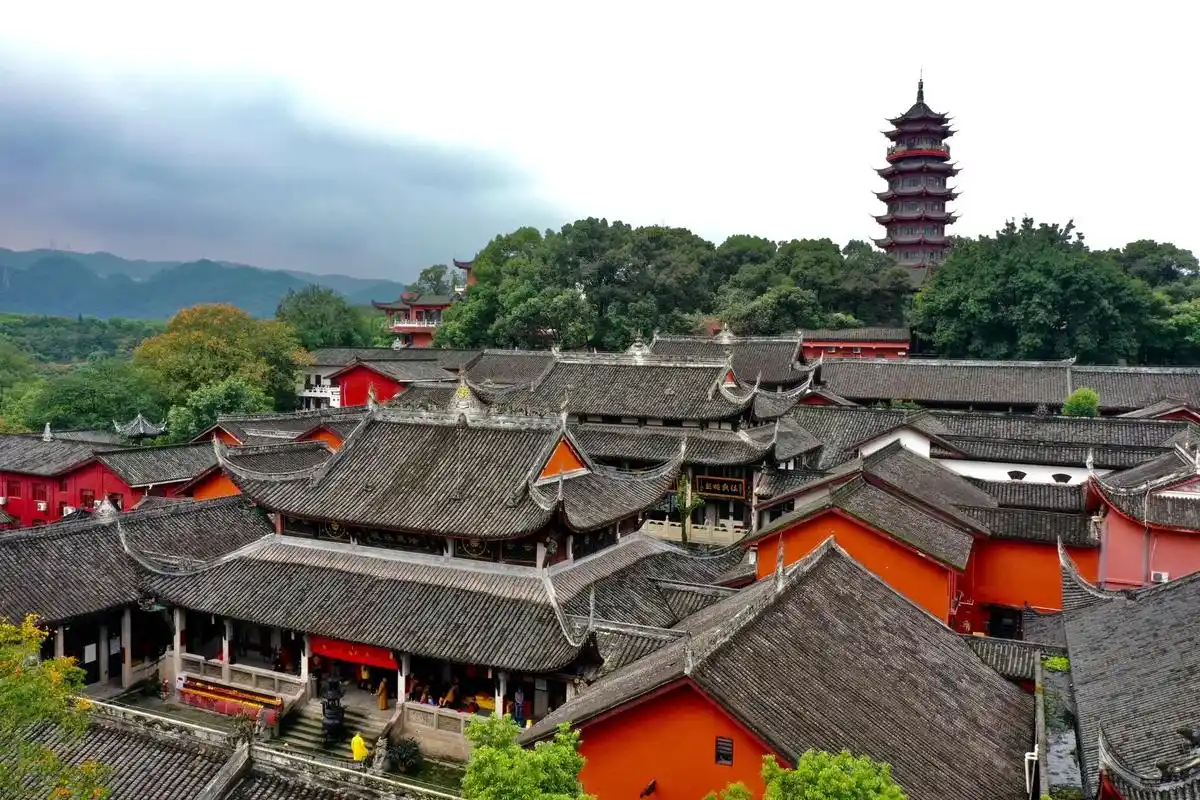 《华岩寺古匾雅赏》: 尘根深种是何人, 冷水场头遇旧臣; 一 - 抖音