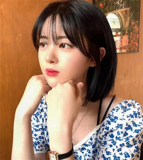 短发,干练利落的齐脖发型,更能凸显女生修长的脖颈线条,矮个子女生也