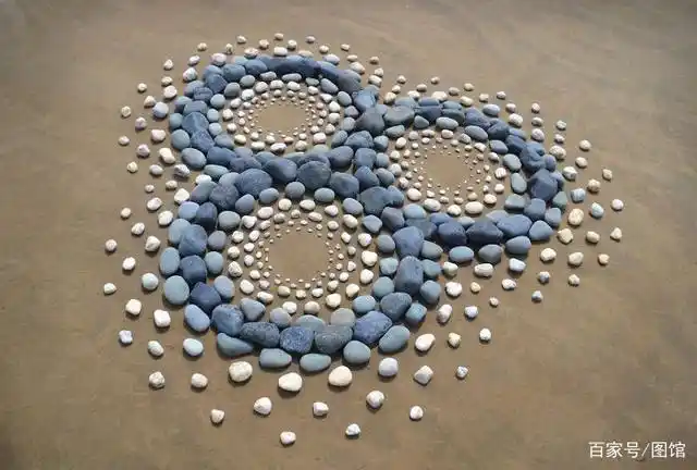 他还能做出这种组合图形,三个圆环挨在一起,周围分散的白色石子,让