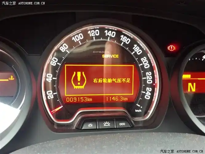 右后轮胎气压不足