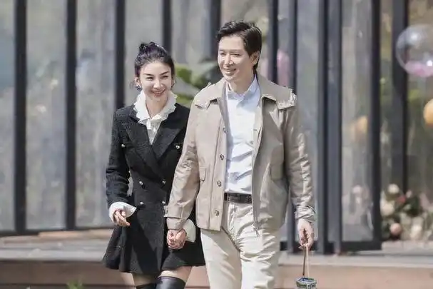 两次婚姻失败的黄奕,不惧流言牵手崔伟,这个男人是什么来头?