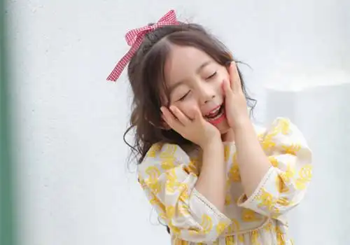 可爱小萝莉呆萌图片_清新好看的沈佳欣