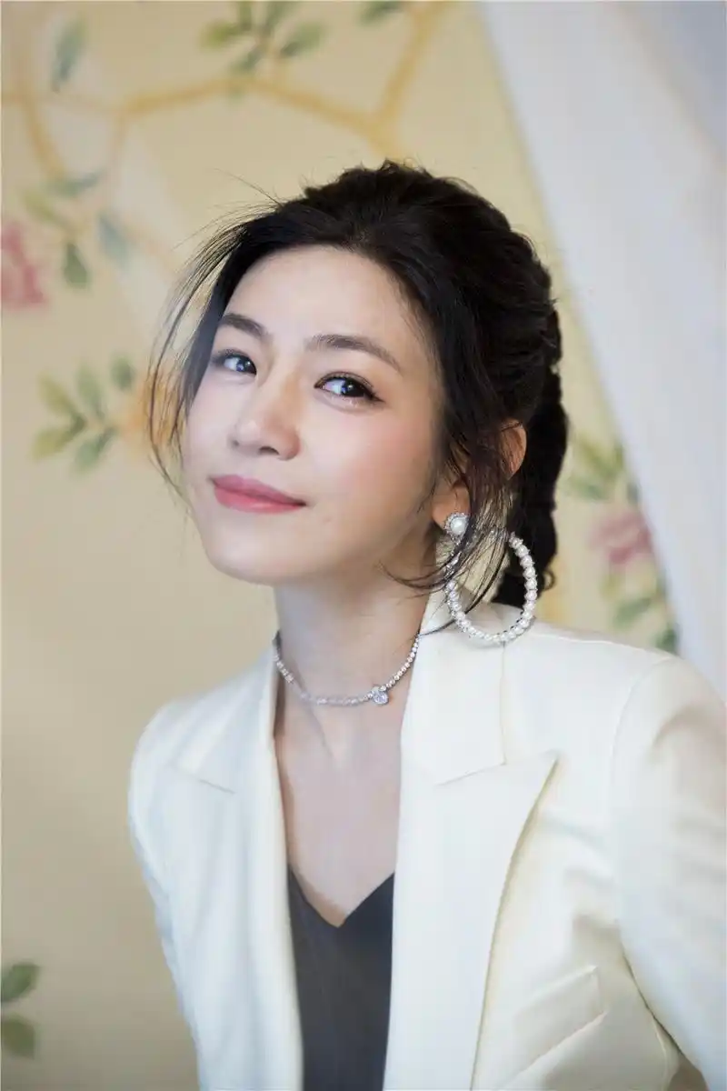 陈妍希致敬幕后英雄干练酷帅糖分依旧