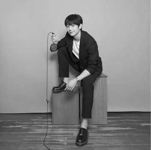 32岁丁海寅出道7周年低调秀肌肉奶狗颜值狼狗身材百万姐姐的梦