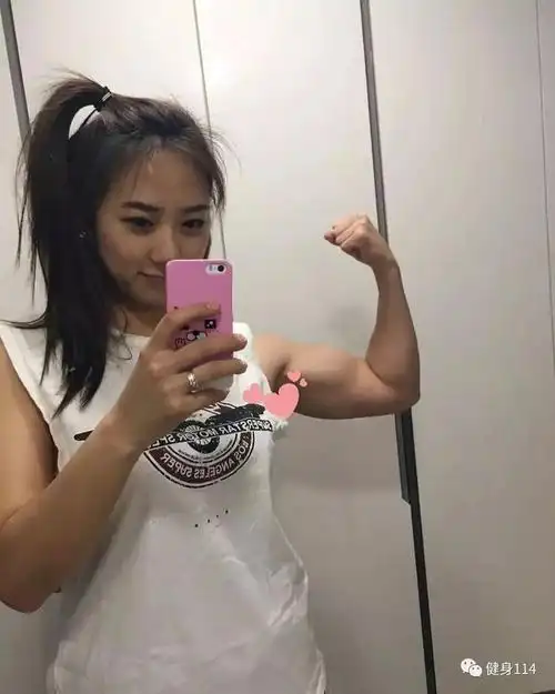 姑娘纷纷举起肱二头肌向男友发出挑战