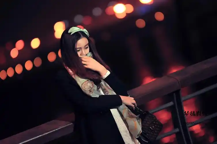 路灯下的女孩