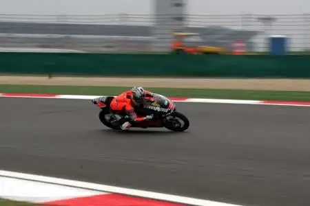 图文:摩托gp预热上赛场 排位赛已定发车座次6