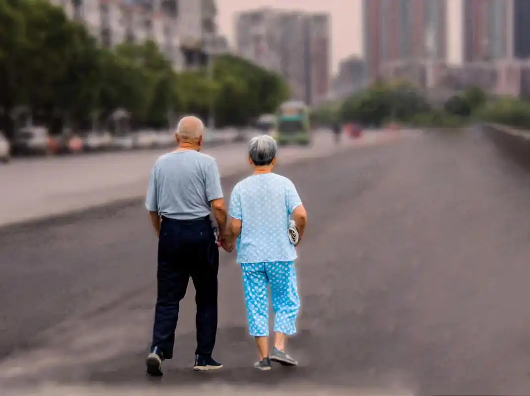 清晨,一对老者手牵手晨炼散步. 00| 0收藏| 0 0 手牵手,一辈子一起走.