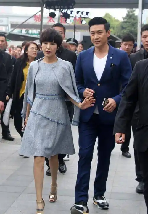 鲍蕾身穿灰色短裙秀身材,和陆毅手拉手出席活动羡煞旁人,真登对