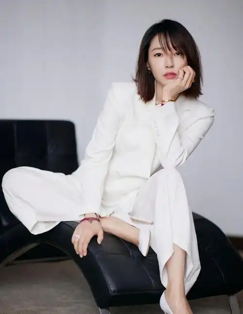 白百何厉害了减肥成功后气场全开穿白色西服套装干练又洋气