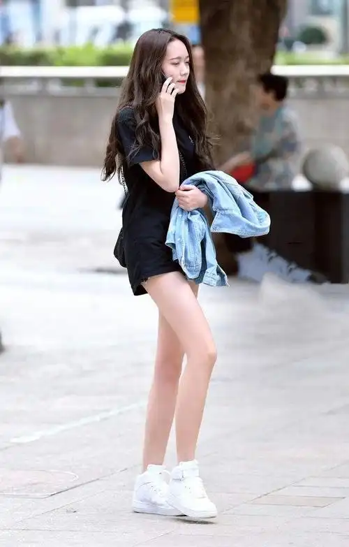 小姐姐黑色的短裤穿搭,秀出白皙大长腿,妥妥的女神范 转载自百家号