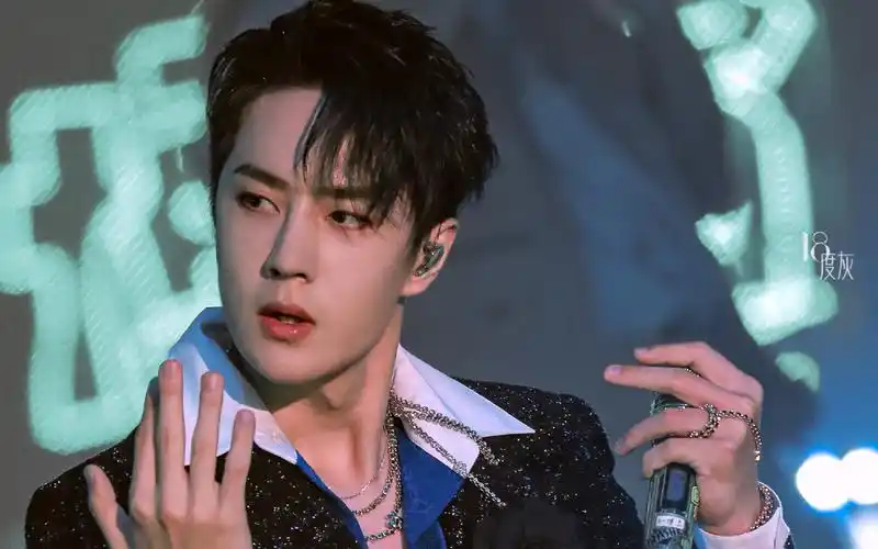 王一博乐华年会扭胯版无感直拍顶级性感今夜无人入眠