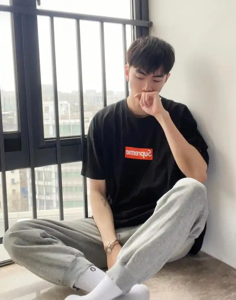 飘窗上的185cm小狼狗帅哥.生活总是这样,不能叫人处处都满 - 抖音