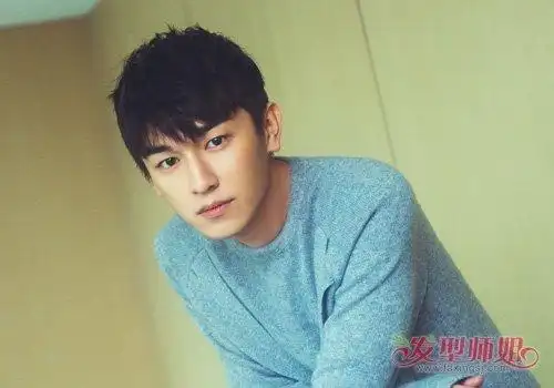 男生 斜刘海黑色短碎发发型