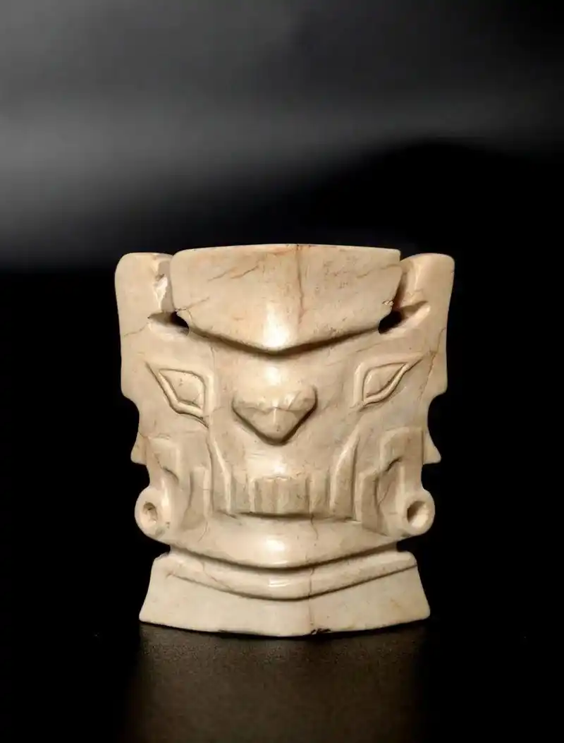 石家河文化玉神人面 石家河文化玉神人面 	 高4.46厘米,厚1.