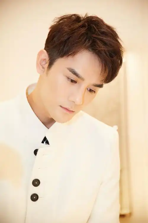 王凯现身广州品牌活动白衣短靴尽显骑士风貌