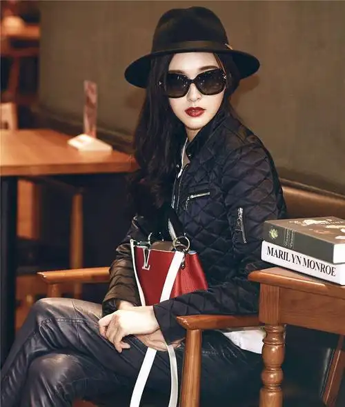 唐嫣的巴黎时尚街拍,皮裤包包和黑色上衣,彰显了女王的韵色