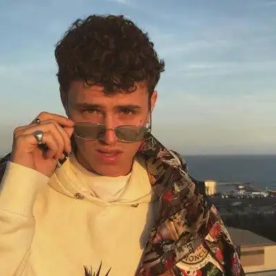 德西混血小鲜肉因网飞热播剧爆红把痞帅拿捏得死死的