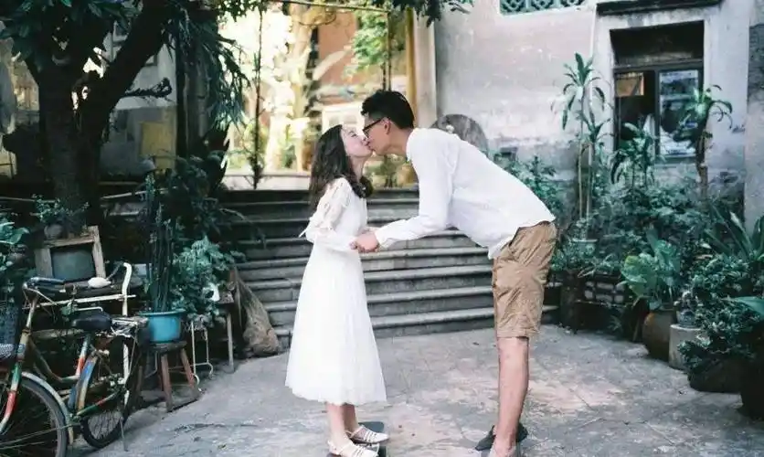 男子亲吻女友时舌头被咬断,女友称是正当防卫,法院如何判决?