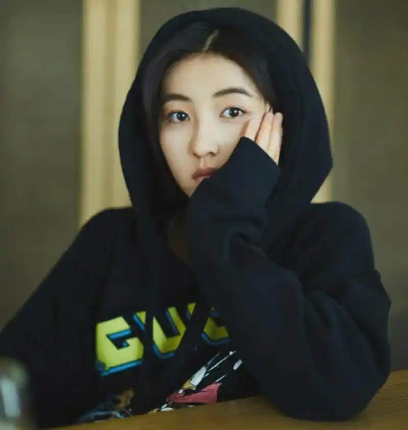 张子枫一副喜怒不形于色的表情