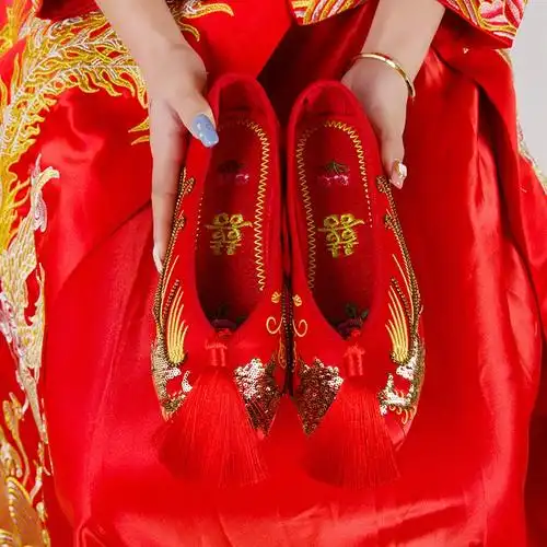 中式婚礼红色婚鞋秀禾鞋新娘鞋平底女结婚鞋子绣花鞋流苏上轿鞋