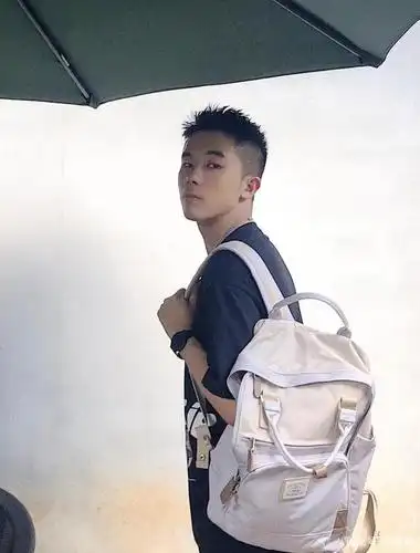 组图:英俊可爱的斯文小鲜肉,自拍生活照,90后气质爆棚的型男!