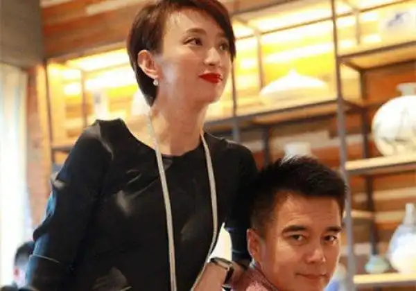 许亚军第一任妻子黄建萍是儿童剧院的演员,第二任妻子叫张晞,这两任