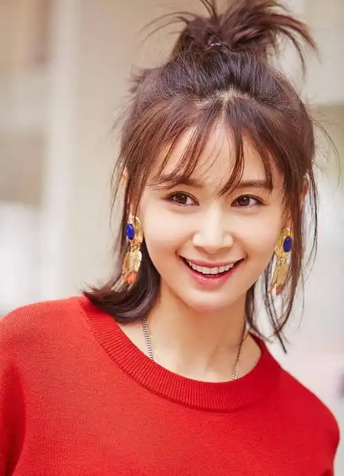 中长发也能够打造出很多好看的发型,比如,像王子文这样,高高扎一款半