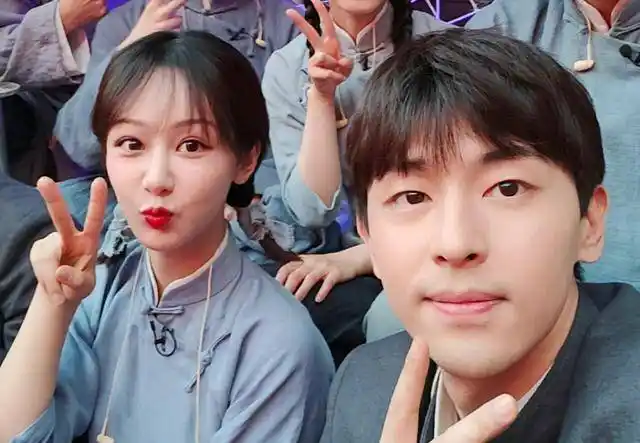 杨紫邓伦同框合照,二人对镜比耶超甜,李现坐边边却成亮点