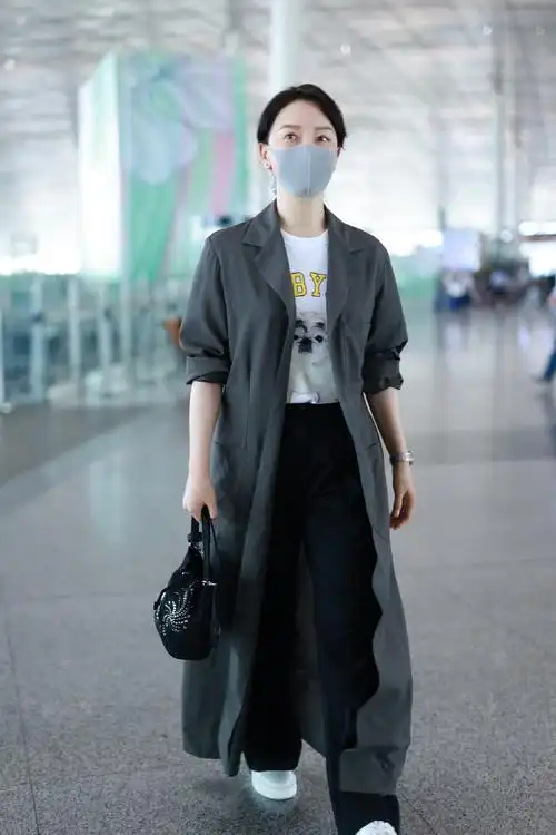 一周街拍精选|还是那个笑容充沛的章子怡,包里的几朵花好像她回应八卦