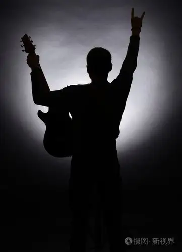 吉他弹奏者剪影