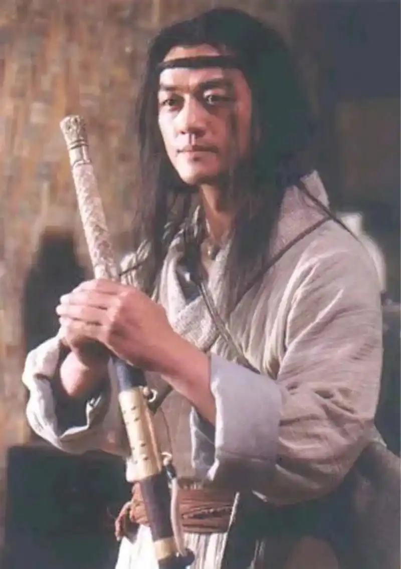 早年间凭借一部青春偶像剧《将爱情进行到底》走红的李亚鹏,在2000年