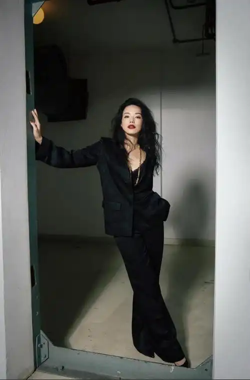 舒淇下面这种黑色套装穿搭更是会显得很有气场,一身黑色的西装套装