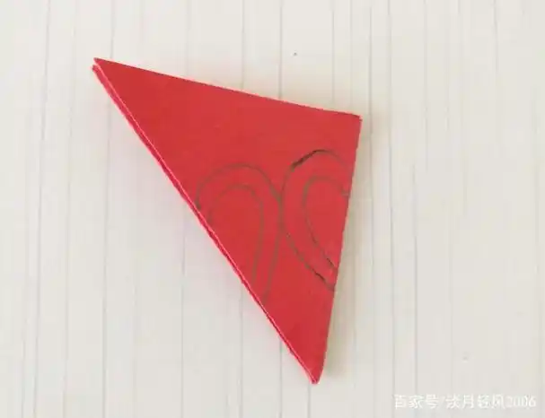 见下图 两个对角再对折,如下图所示 沿所画的线迹剪下,成下图形状 还