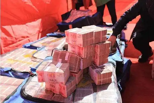 太任性!土豪发2亿现金 农民工箩筐挑钱(图)