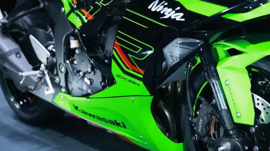 通过发布会现场展示参数来看,这台川崎zx-6r的实际排气量为636cc,最大