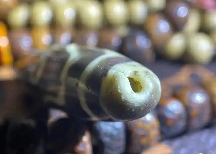 清代特殊藏药三眼料器天珠