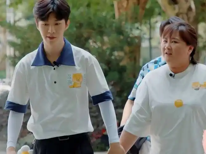 网曝贾玲和范丞丞秘恋生子,范丞丞发文回应,两人真实关系引热议