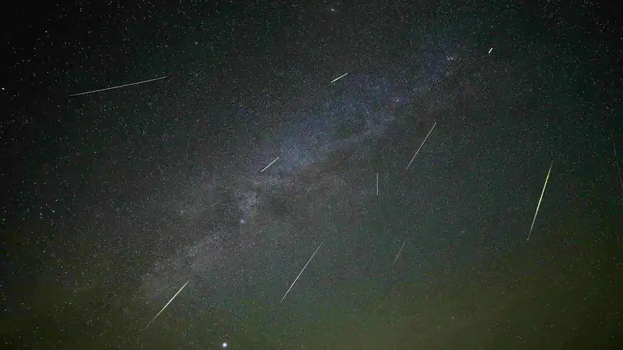 唯美英仙座流星雨图片,风景-回车桌面