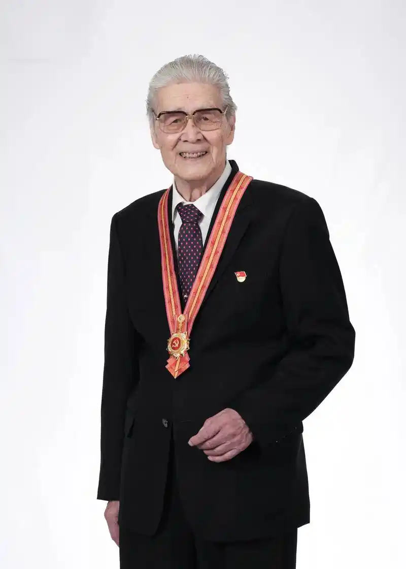 表演艺术家蓝天野:只要党需要我,观众需要我,我就要发好光和热