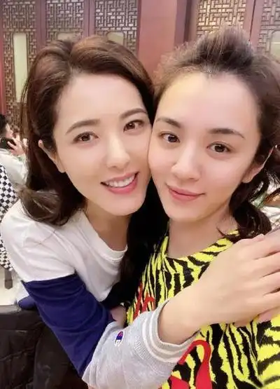 与同班同学章子怡,秦海璐不同,她并非依靠一部电影而走红,而是慢慢