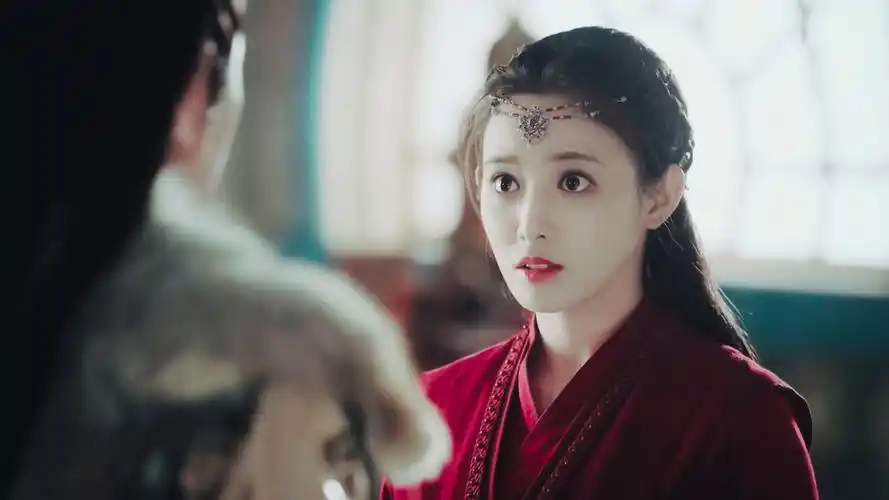 东宫一身红衣的小枫皮肤白的会发光太美了