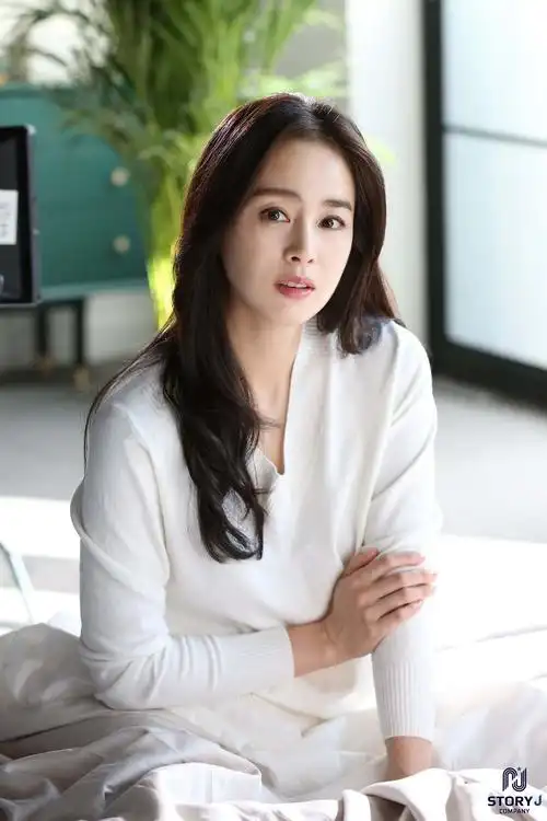 金泰熙拍白色居家服画报集笑容温暖散发清纯女神魅力组图10