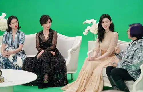 奚梦瑶与刘嘉玲同框显保守,超模脸变圆润,气场不如55岁刘嘉玲|刘嘉玲|